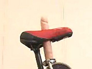 Super Gung-ho japonais Bébé atteint équitation Orgasme un Sybian vélo