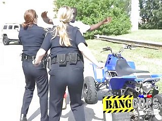 Tebal MILFs polis mendapat ditumbuk oleh raksasa hitam