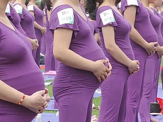 गर्भवती एशियाई योग कर रही महिलाओं (गैर अश्लील)