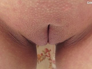 Jugosa y afeitado coño asiático en las bragas blancas