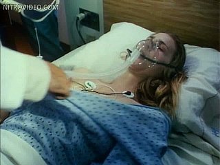 Prachtige blonde babe Kathleen Kinmont leggen topless op een Bed van het Ziekenhuis