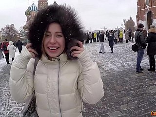ماسکو میں اٹھایا روسی hottie اتحادی جونز، اتارنا fucking کتا دماغ نہیں ہے