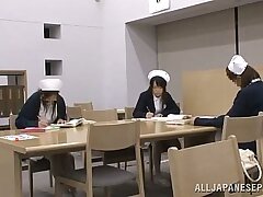 La dame japonaise sale aime avoir des relations sexuelles en public