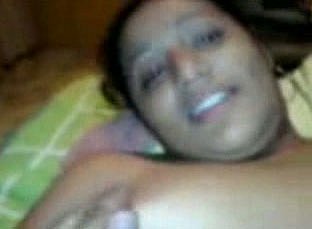 Nympho Indian Gigling menjijikkan akan menggelitik vagina basahnya di Cam untuk Joy