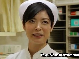 Japońska Azjatycka pielęgniarka zdobiąca opiekę swojego pól pól Voyeur