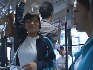 Coddle Jepang dalam kacamata mendapat ass bercinta di bus umum