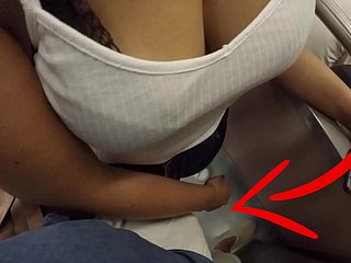 Trentenaire tow-haired inconnu avec de gros seins commença à toucher overprotect gnaw dans le métro! Ça s'appelle sexe vêtue?