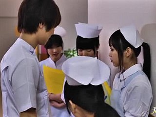 Hete Japanse verpleegster wordt gestreeld en hard geneukt all round de badkamer