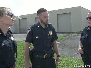 Dwie policyjne kobiety pieprzone aresztowały czarnego faceta i zmusza go do lizania twatów