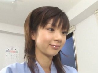 Teeny-weeny Asian Teen Aki Hoshino bezoekt arts voor controle