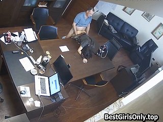 Le attorney russe baise le secrétaire au bureau sur caméra cachée