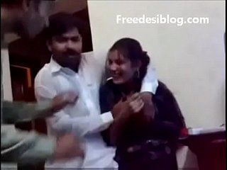 Pakistanais desi fille et garçon apprécient dans wheezles salle de l'auberge