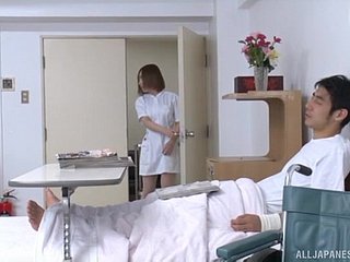 Porno d'hôpital agité entre une infirmière japonaise chaude et un wrapper