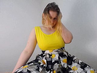 Jungfrau Girl Cums hart nach dem Tanzen in schönem Kleid