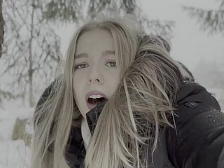 18岁的青少年在雪地里在森林里性交