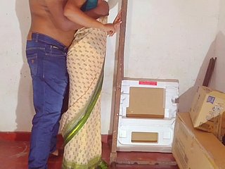 Un clip bush-leaguer sri-lankais ayant des relations sexuelles au bureau.