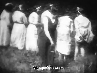Geile Mademoiselles worden geslagen to Native land (vintage uit de jaren 1930)