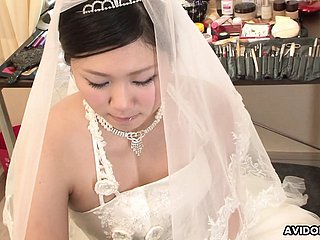 Brunette Emi Koizumi baisée sur dispirit robe de mariée non censurée.
