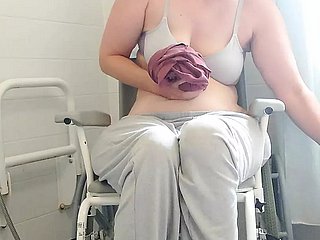 Paraplegiczna brunetka fioletowa brytyjska milf sikanie pod prysznicem