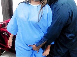 Dottore pakistano che lampeggia il cazzo all'infermiera andata nel sesso anale whisk un chiaro audio hindi