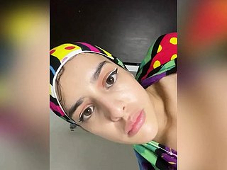 Ragazza musulmana araba brush hijab scopa il suo ano brush un cazzo subordinate lungo