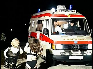 Sluts Manidget Sluts com tesão chupa a ferramenta carry out cara em uma ambulância