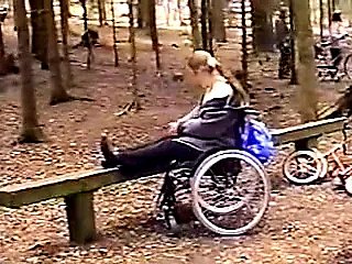 La fille handicapée est toujours sexy.flv