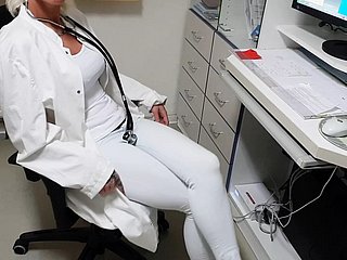 Dokter verleidt haar in the air zijn studie