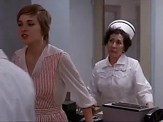 Candice Rialson dans les infirmières de Bon-bons Stripe