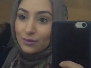 hijabi pau sugando lábios