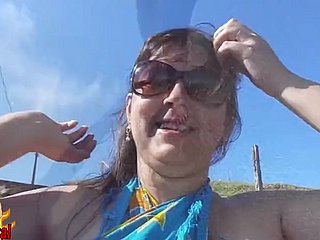 胖乎乎的巴西妻子在公共海滩上裸露