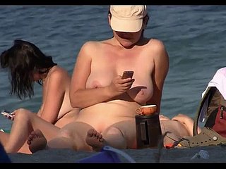 Schaamteloze nudistische babes zonnebaden op het strand op Spy Cam