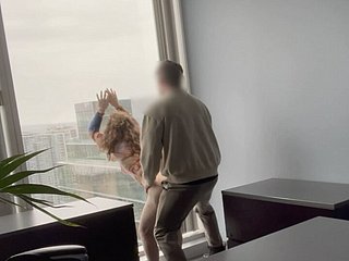 MILF Kingpin трахнул против окна ее офиса
