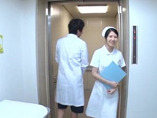 Cum round mond eindigend voor odd Japanse verpleegster Sakamoto Sumire