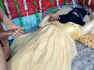 Pussy de noiva de noiva, vestida amarela, porra de gravação com um pau grande indiano em xvideos Índia xxx
