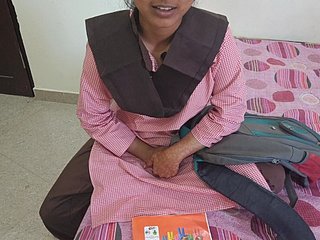El estudiante de chilled through aldea india de Desi fue el sexo doloroso por primera vez en posición de estilo perrito