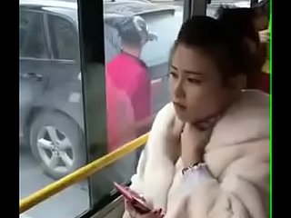 Chinesisches Mädchen geküsst. Im Omnibus .