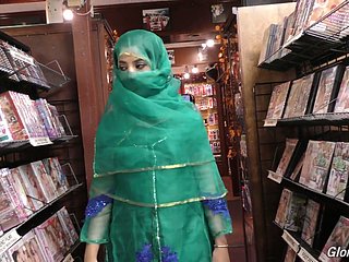 Bite the dust heiße Pakistanerin Nadia Ali lutscht im Glory Hole-Raum einen großen Schwanz
