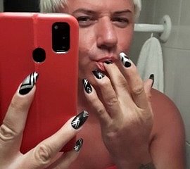 Sonyastar, looker transexuelle se masturbe avec de longs ongles
