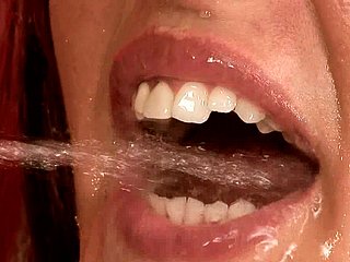 Une brune lascive se fait remplir flu bouche de pipi après une baise anale