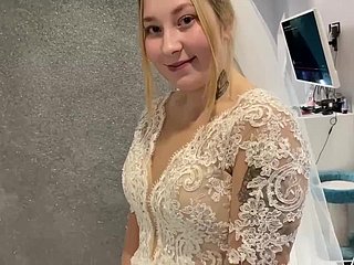 Una coppia sposata russa non ha resistito e ha scopato sweep l'abito da sposa.