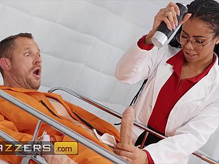 Doctora de ébano trata a un paciente debased nail-brush su coño negro