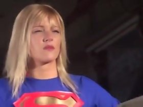 Supergirl bị bắt và lồng