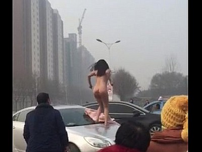 người phụ nữ khỏa thân Trung Quốc lái xe bạn điên