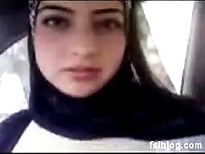 Naturalmente adolescente tetona árabe expone sus tetas en un Vid Porno Unskilful