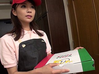 livraison asiatique courrier Akubi Yumemi donne chirp à daughter customer