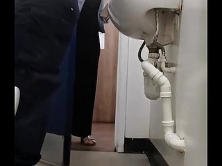 Atom gà để một người phụ nữ trong nhà vệ sinh công cộng