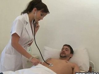 Infirmière prend soin de 2 patients